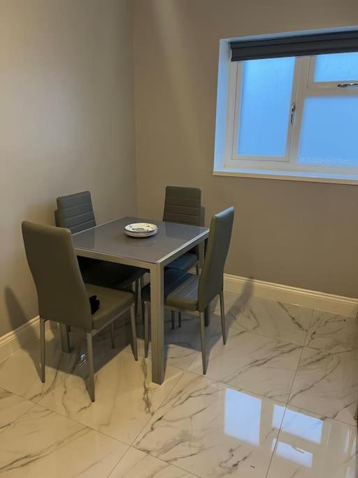 Potters Hideout- 2 Bedroom 2 Bathroom Apartment Watford  Exterior photo