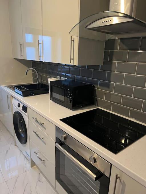 Potters Hideout- 2 Bedroom 2 Bathroom Apartment Watford  Exterior photo